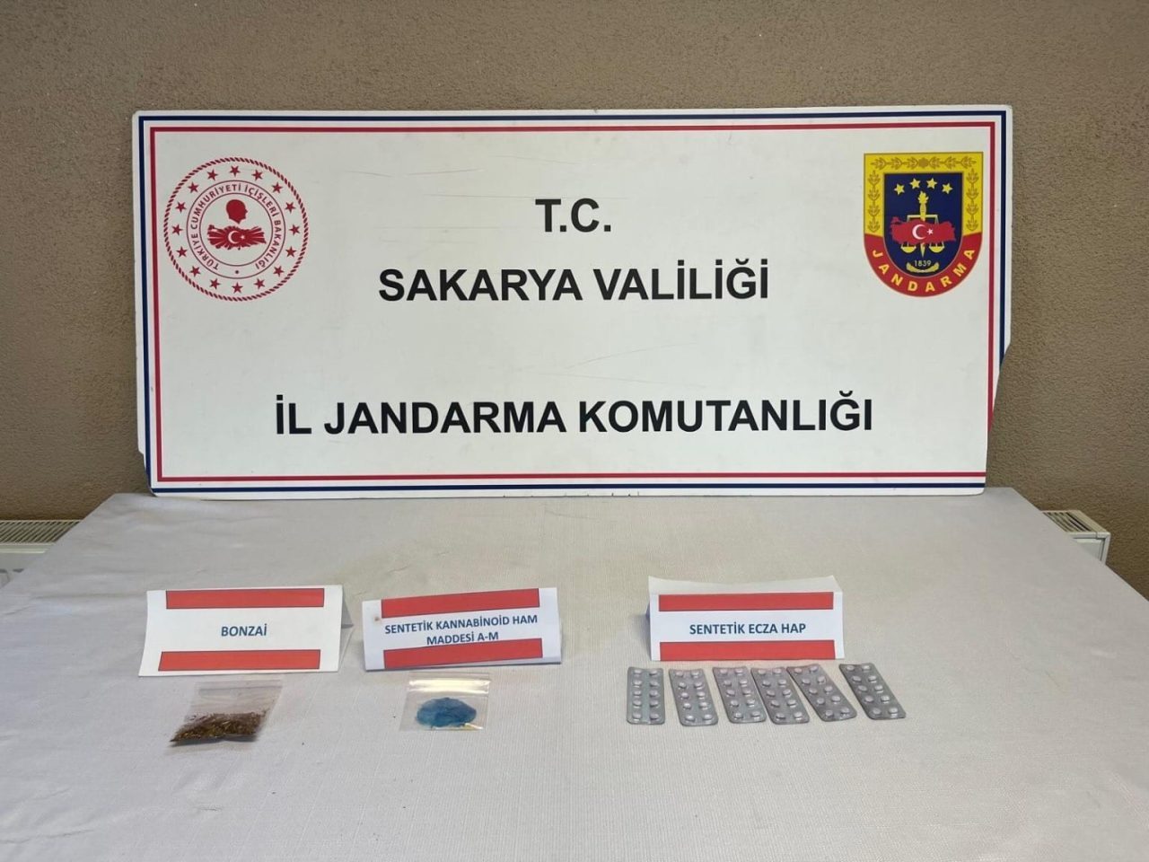 Sakarya’nın Serdivan ilçesinde jandarma ekiplerince gerçekleştirilen uyuşturucu ve kaçakçılık operasyonunda