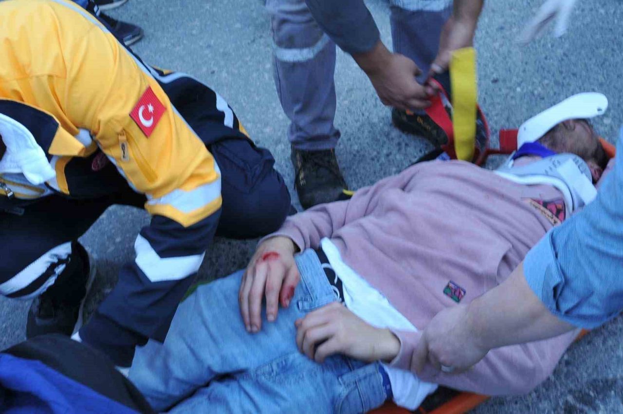 Sakarya’nın Geyve ilçesinde pikap ile motosikletin çarpışması neticesinde meydana gelen