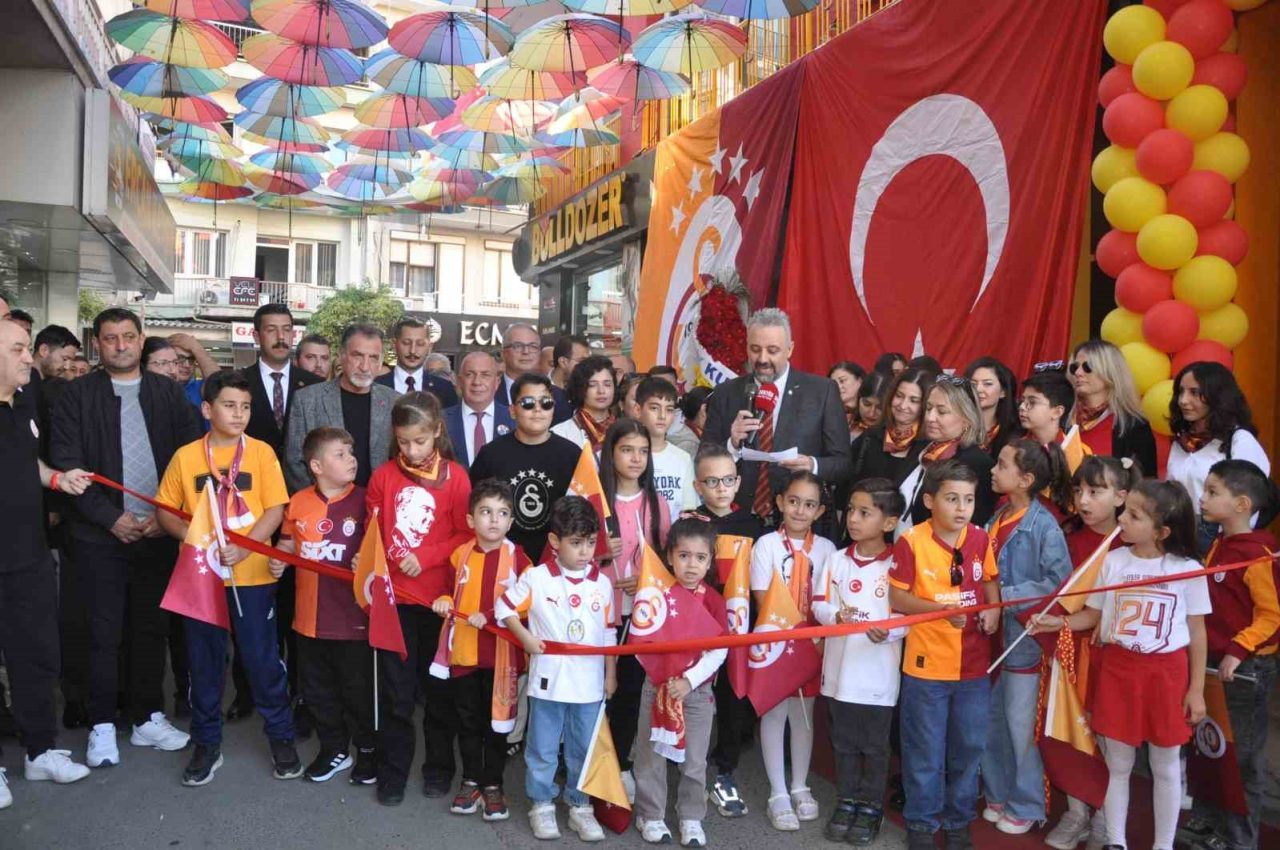 Manisa’nın Salihli ilçesinde Galatasaray Taraftarlar Derneği’nin hizmet binasının açılışı gerçekleştirdi.