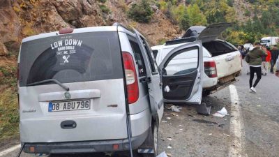 Artvin’in Şavşat ilçesinde üç aracın karıştığı trafik kazasında yaralanan 24