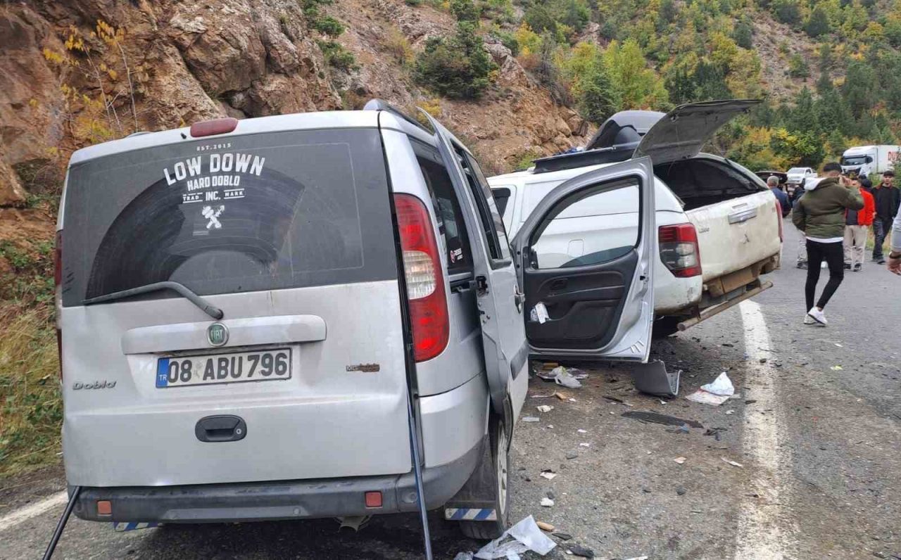 Artvin’in Şavşat ilçesinde üç aracın karıştığı trafik kazasında yaralanan 24