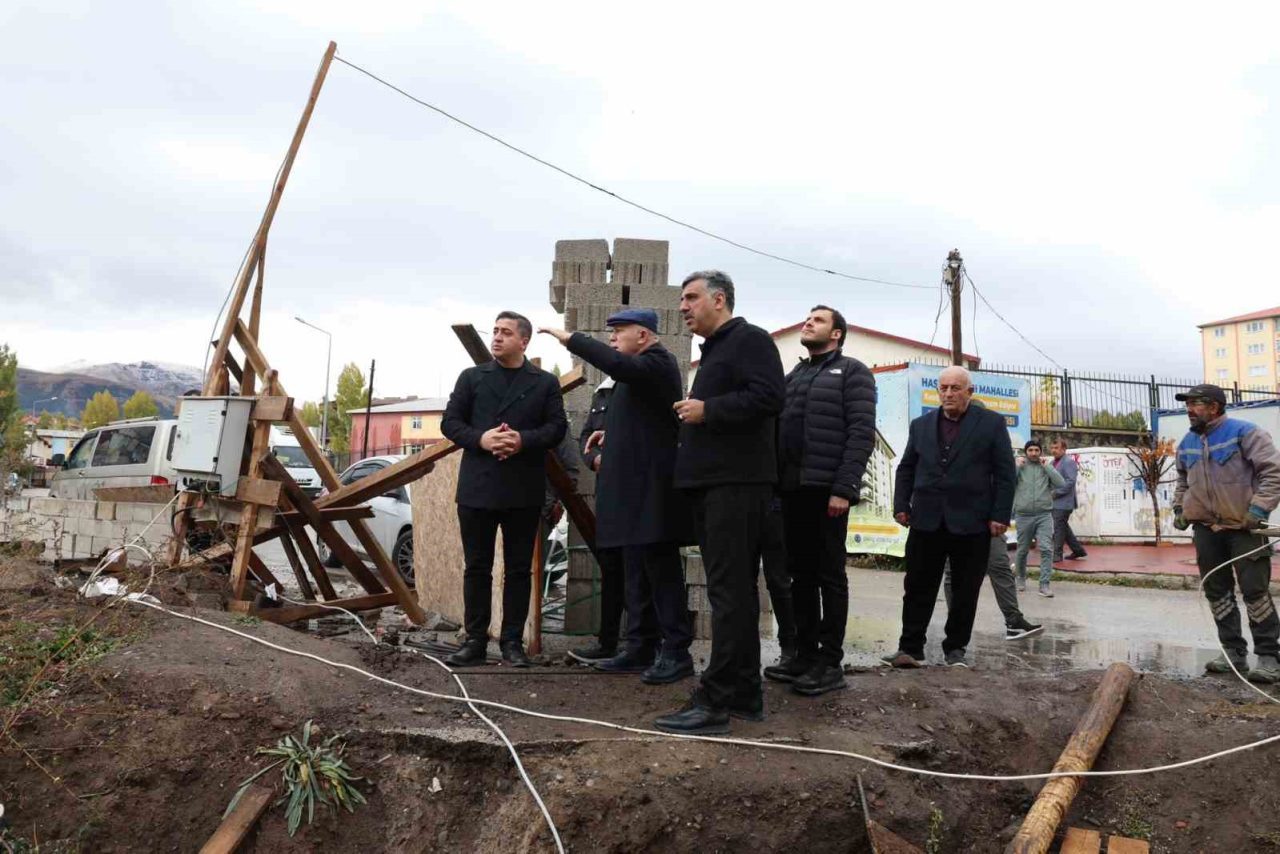 Erzurum Büyükşehir Belediye Başkanı Mehmet Sekmen, devam eden çalışmaları yerinde