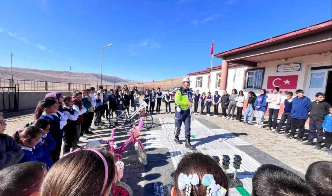 Selim’de jandarma ekiplerince öğrencilere yönelik trafik eğitimi verildi. Kars’ın Selim