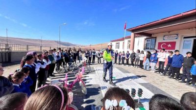 Selim’de jandarma ekiplerince öğrencilere yönelik trafik eğitimi verildi. Kars’ın Selim