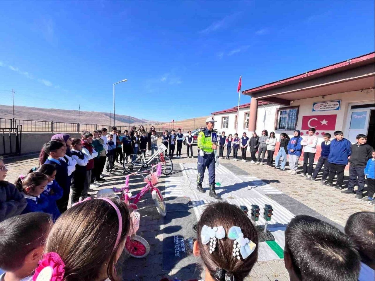 Selim’de jandarma ekiplerince öğrencilere yönelik trafik eğitimi verildi. Kars’ın Selim