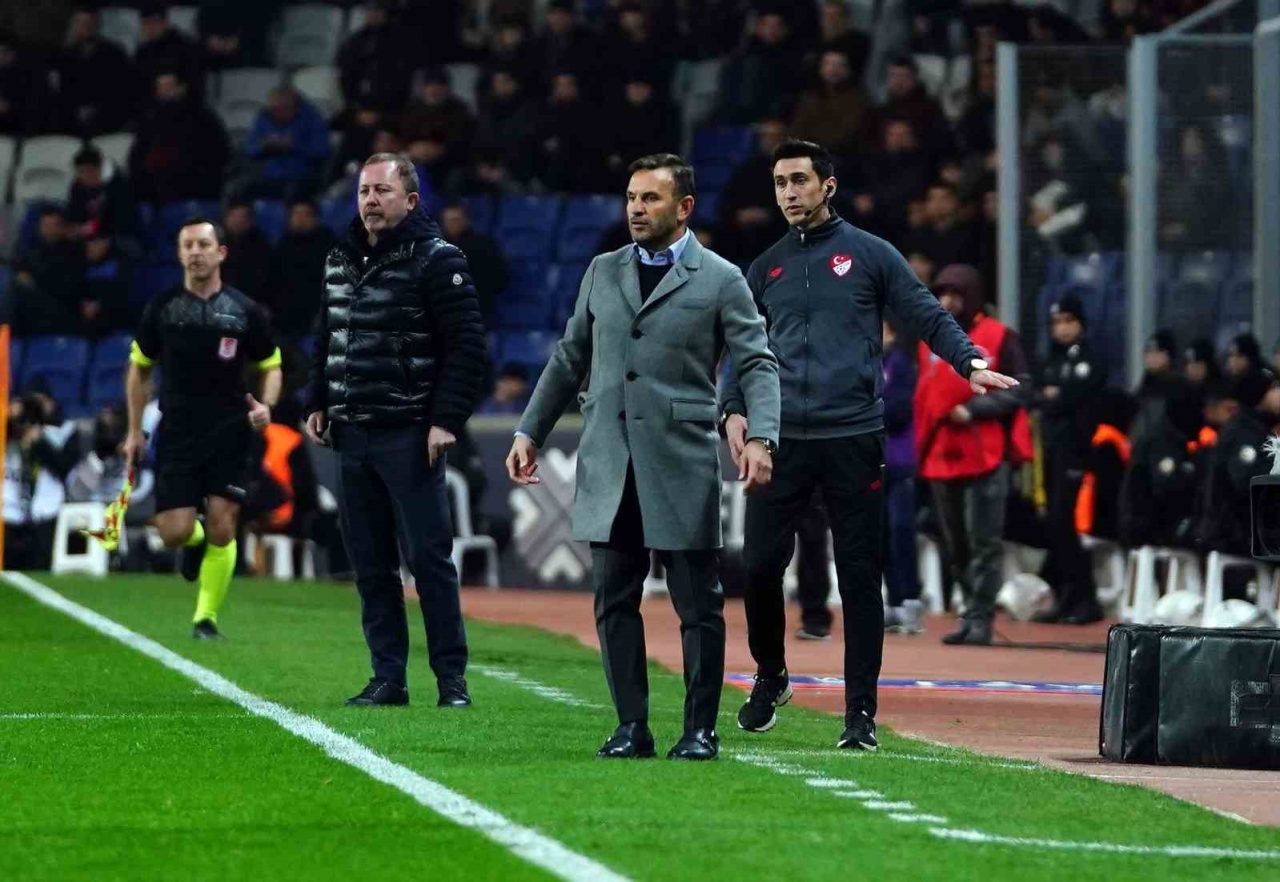 Beşiktaş Teknik Direktörü Sergen Yalçın ile Galatasaray Teknik Direktörü Okan