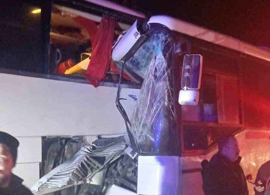 Sinop-Samsun karayolunda servis otobüsünün yolcu otobüsüne arkadan çarpması sonucu meydana