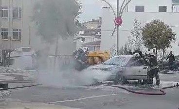 Kocaeli’nin Çayırova ilçesinde seyir halindeki otomobilin motor kısmında çıkan yangın,