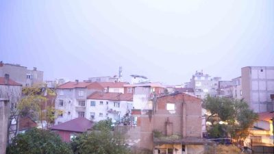 Balıkesir’in Edremit Körfezi’nde akşam saatlerinde etkili olan sağanak yağışla birlikte