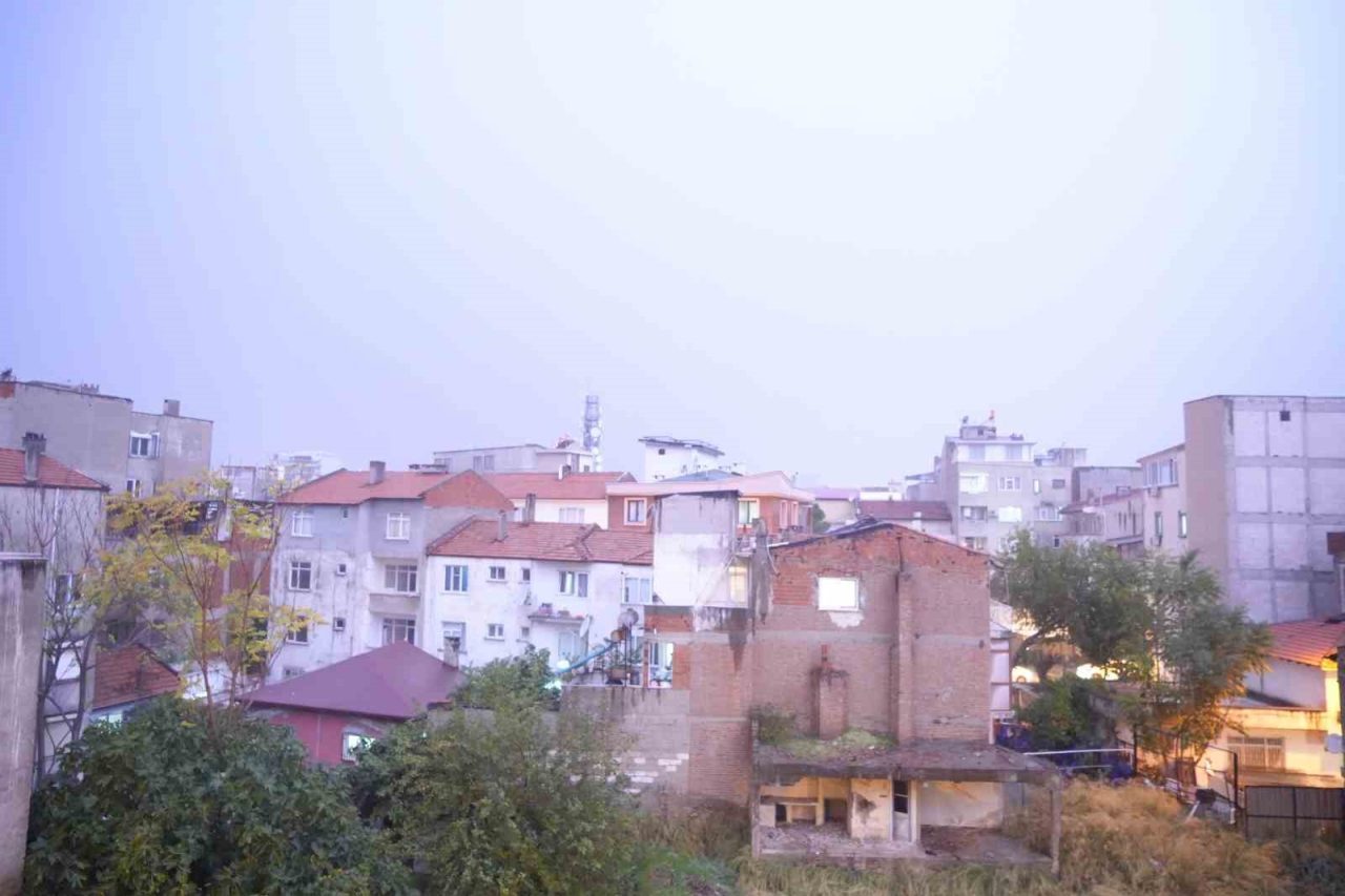 Balıkesir’in Edremit Körfezi’nde akşam saatlerinde etkili olan sağanak yağışla birlikte