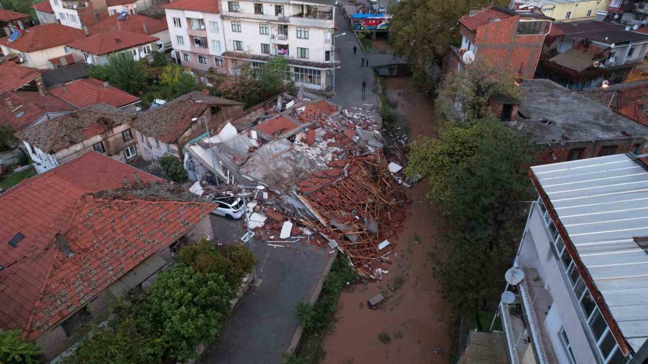 Balıkesir Sındırgı ilçesine meydana gelen 6.1 büyüklüğündeki deprem yıkıma neden