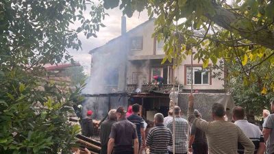 Sinop merkeze bağlı Taşmanlı köyünde bir evde çıkan yangın hasara