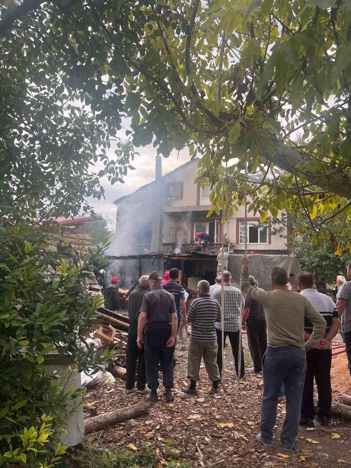 Sinop merkeze bağlı Taşmanlı köyünde bir evde çıkan yangın hasara