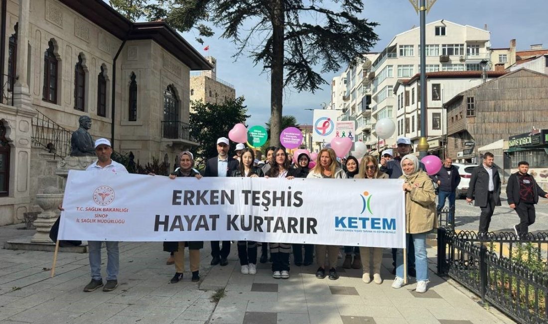 Sinop’ta “Meme Kanseri Farkındalık Ayı” kapsamında düzenlenen yürüyüşte vatandaşlara erken