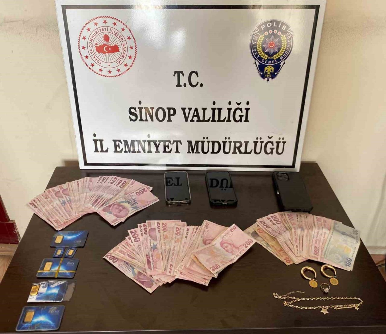 Sinop ve Erfelek’te sahte altın dolandırıcılığı yapan 4 şüpheli yakalandı.