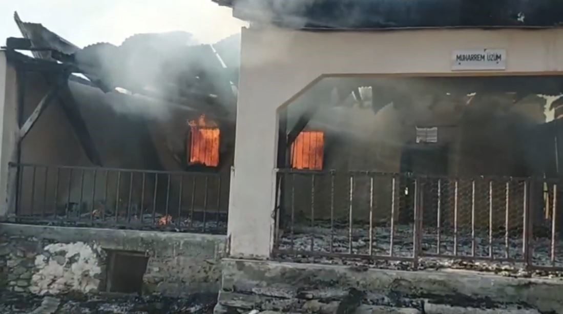 Sivas’ın İmranlı ilçesinde çıkan yangında 2 ev ve 2 samanlık