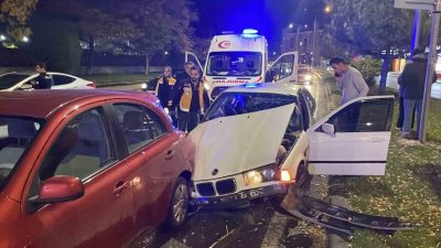 Sivas’ta 5 aracın karıştığı zircirleme kazada 1 kişi yaralandı. Edinilen