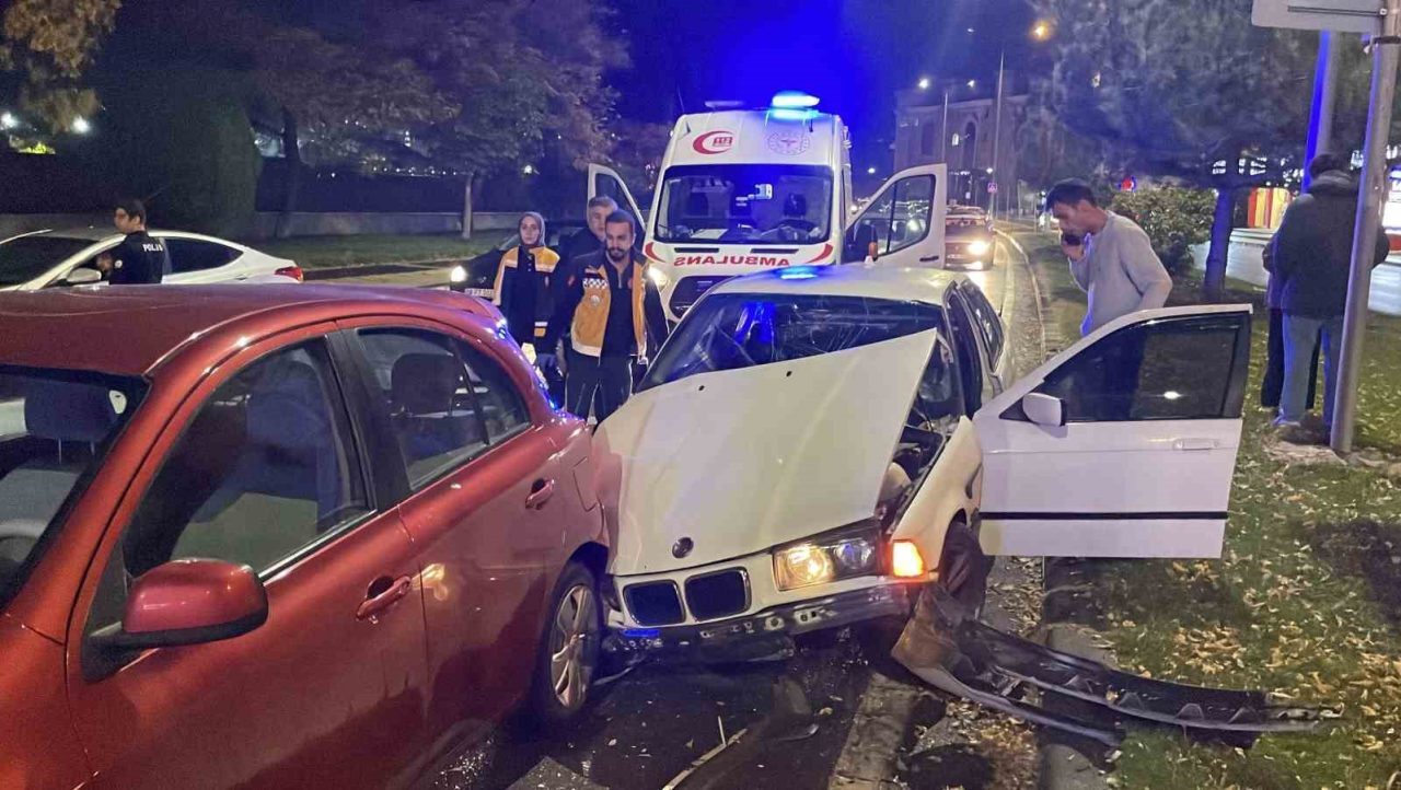 Sivas’ta 5 aracın karıştığı zircirleme kazada 1 kişi yaralandı. Edinilen