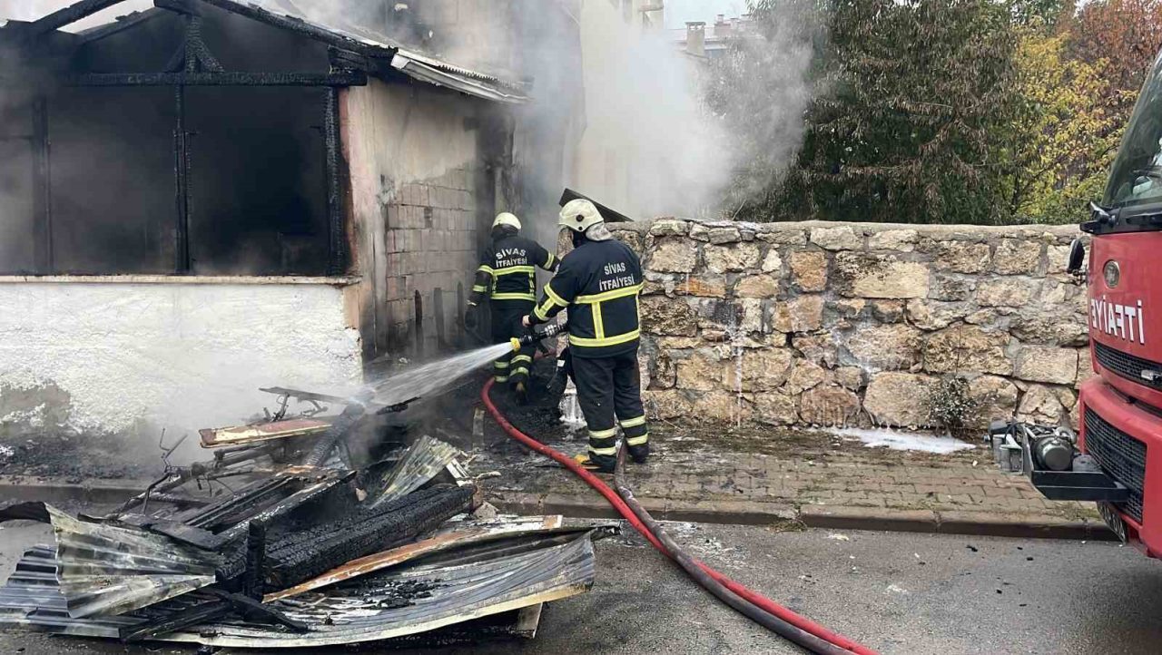 Sivas’ta iki katlı ikamette çıkan yangında bir kat tamamen kullanılmaz