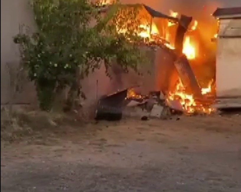 Sivas’ın Kangal ilçesinde çıkan yangında 2 ev, 1 ahır ve