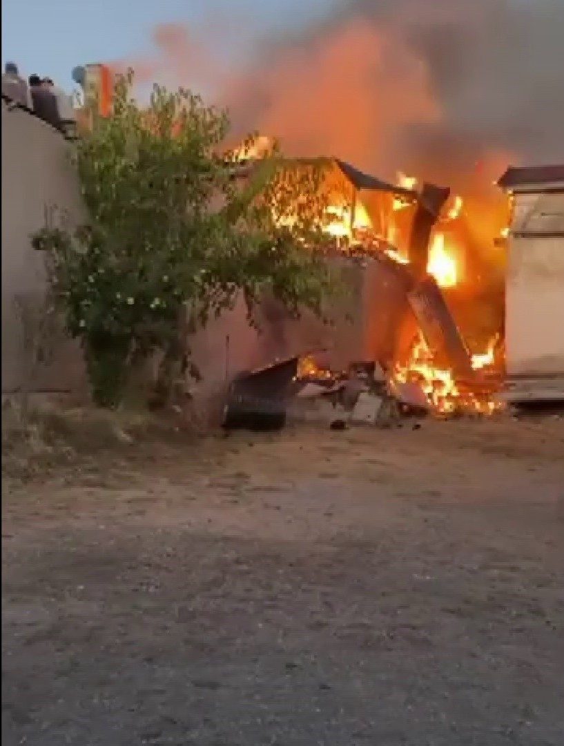 Sivas’ın Kangal ilçesinde çıkan yangında 2 ev, 1 ahır ve