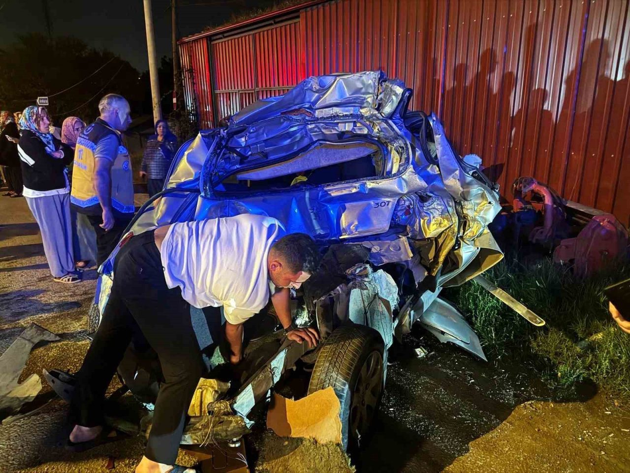 100 karayolunda kırmızı ışıkta bekleyen otomobile kamyon çarptı. Savrularak karşı