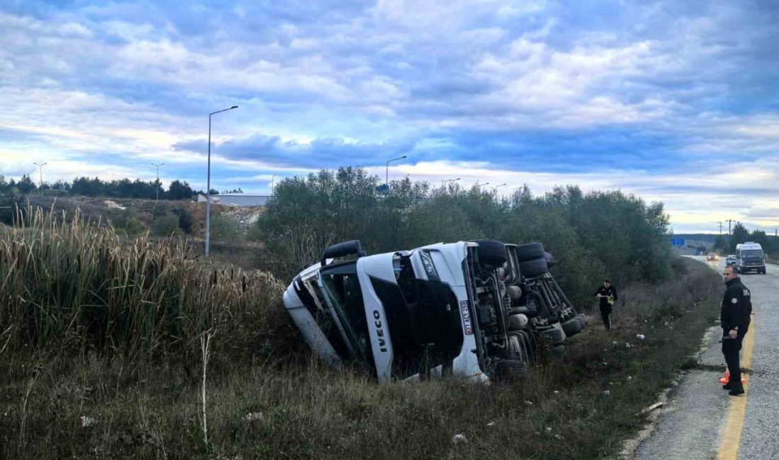 Kastamonu’nun Seydiler ilçesinde sunta yüklü tırın devrilmesi neticesinde meydana gelen