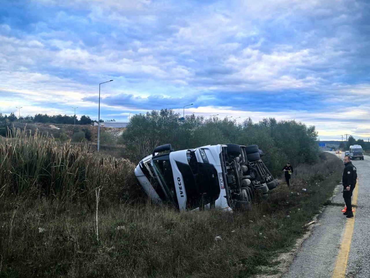 Kastamonu’nun Seydiler ilçesinde sunta yüklü tırın devrilmesi neticesinde meydana gelen
