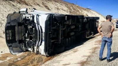 Erzurum’da sürücüsünün kontrolünü kaybettiği Tır yan yattı. Kazada şans eseri
