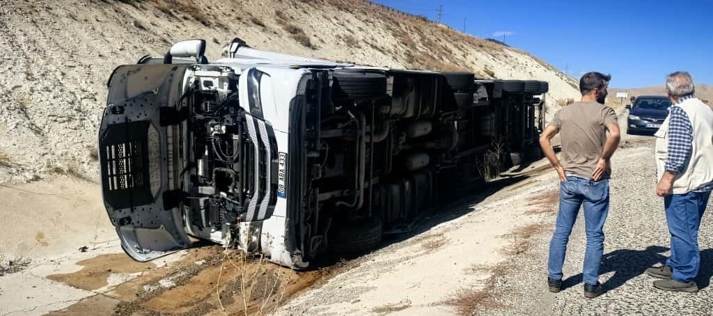 Erzurum’da sürücüsünün kontrolünü kaybettiği Tır yan yattı. Kazada şans eseri