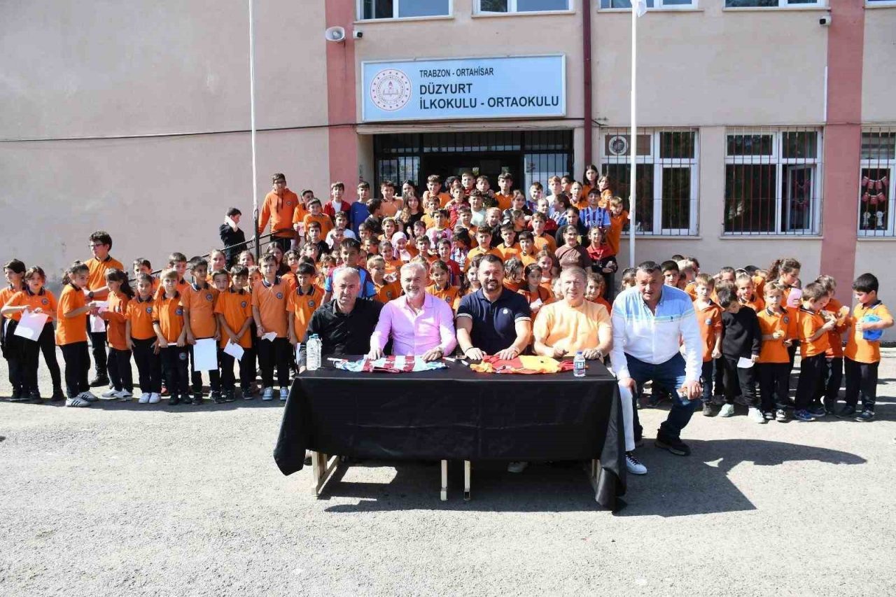 Türk futbolunun efsane golcüleri Tanju Çolak ve Hami Mandıralı, Trabzon’un