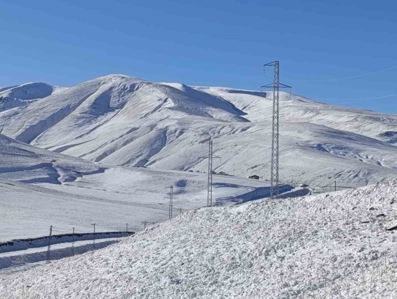 Ağrı’nın Taşlıçay ilçesinde etkili olan kar yağışının ardından Gündoğdu köyü