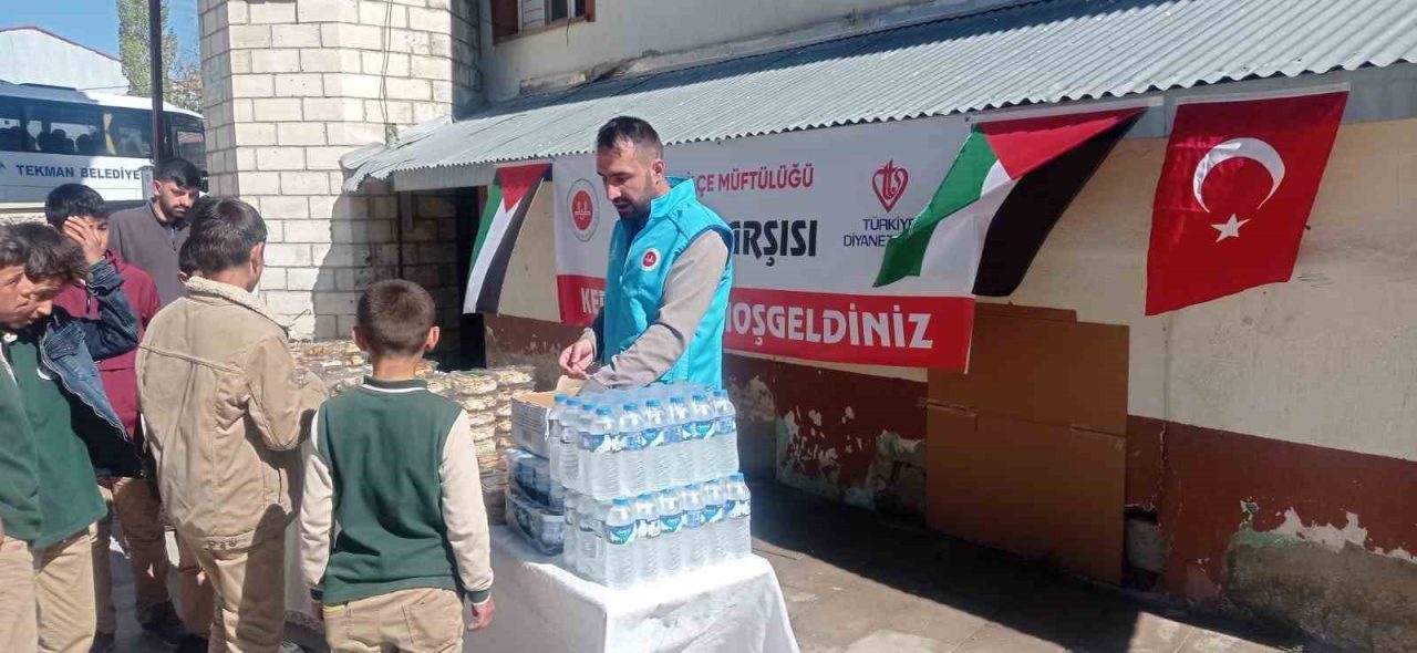 Erzurum’un Tekman ilçesinde Gazze’ye ulaştırılmak üzere hayır çarşısı düzenlendi. Tekman