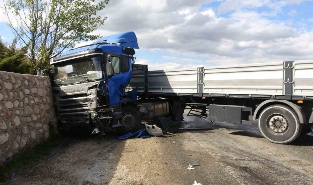 Kastamonu’da istinat duvarına çarpan tırın kabininde sıkışarak yaralanan sürücü, itfaiye