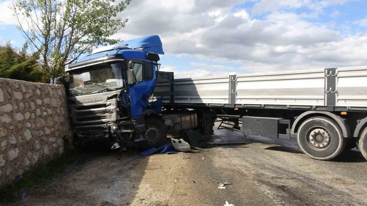 Kastamonu’da istinat duvarına çarpan tırın kabininde sıkışarak yaralanan sürücü, itfaiye
