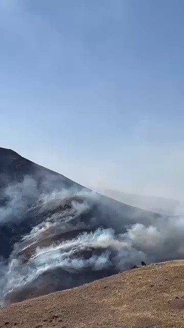 Erzurum’un Tortum ilçesinde dağlık alanda çıkan örtü yangını kontrol altına