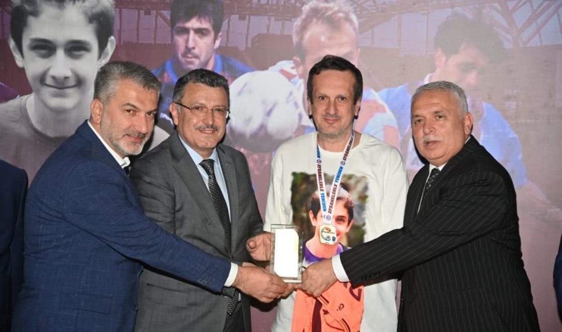 Trabzon Büyükşehir Belediyesi’nin ev sahipliğinde düzenlenen “Efsanelerle Yeniden” futbol turnuvası,