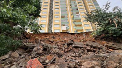 Trabzon’un Ortahisar ilçesi Pelitli mahallesinde bir sitenin önündeki istinat duvarı