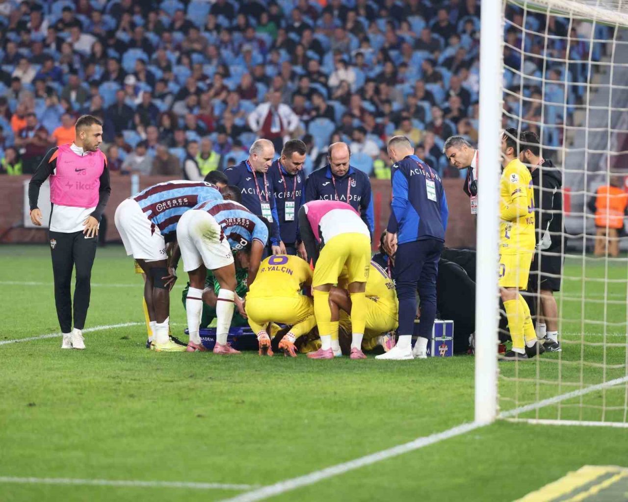 Trabzonspor sahasında Eyüpspor ile oynadıkları maçta konuk ekipte sakatlanan Luccas