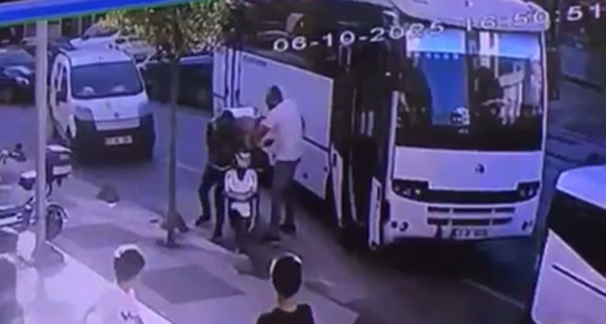 Kocaeli’nin Çayırova ilçesinde motosikletli kuryenin önünü kesen servis minibüsü şoförü,