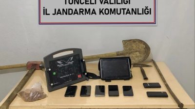 Tunceli’de jandarma tarafından yapılan çalışmada, kaçak kazı yapan 5 şüpheli