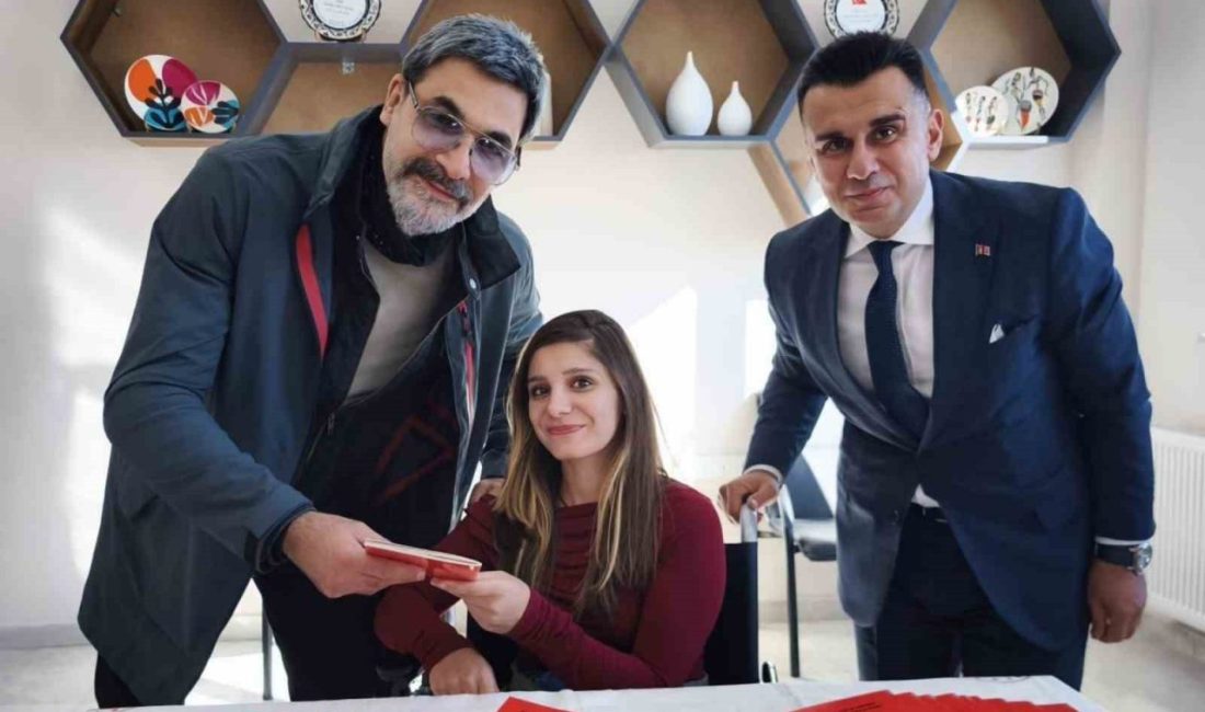 Sanatçı Uğur Işılak, Erzurum Engelsiz Yaşam Merkezi’ni ziyaret ederek özel