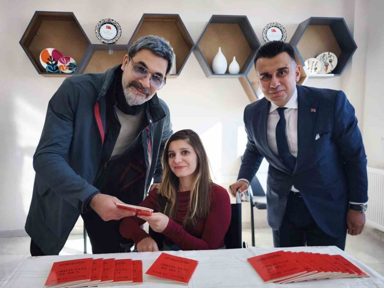 Sanatçı Uğur Işılak, Erzurum Engelsiz Yaşam Merkezi’ni ziyaret ederek özel