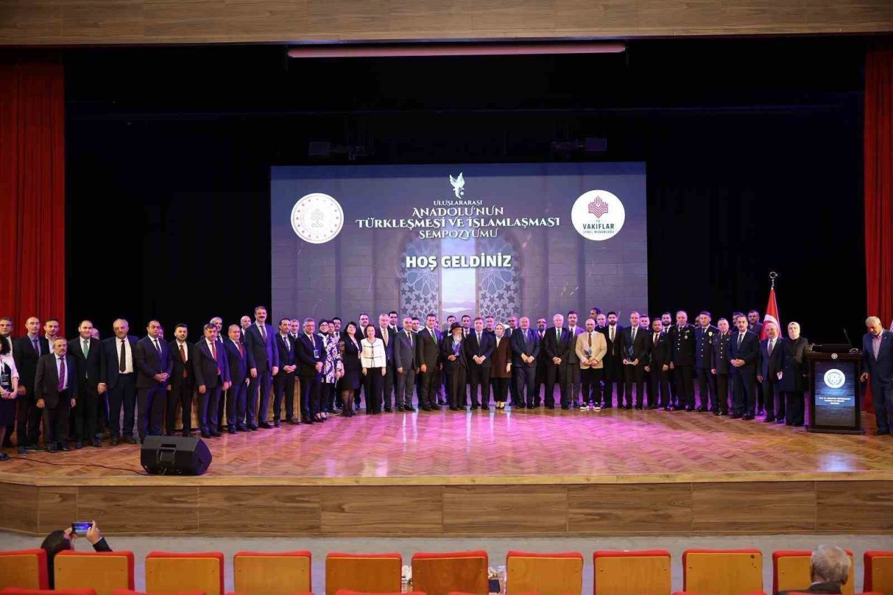 Erzincan’da Uluslararası Anadolu’nun Türkleşmesi ve İslamlaşması Sempozyumu düzenlendi. Sempozyumda, saygı