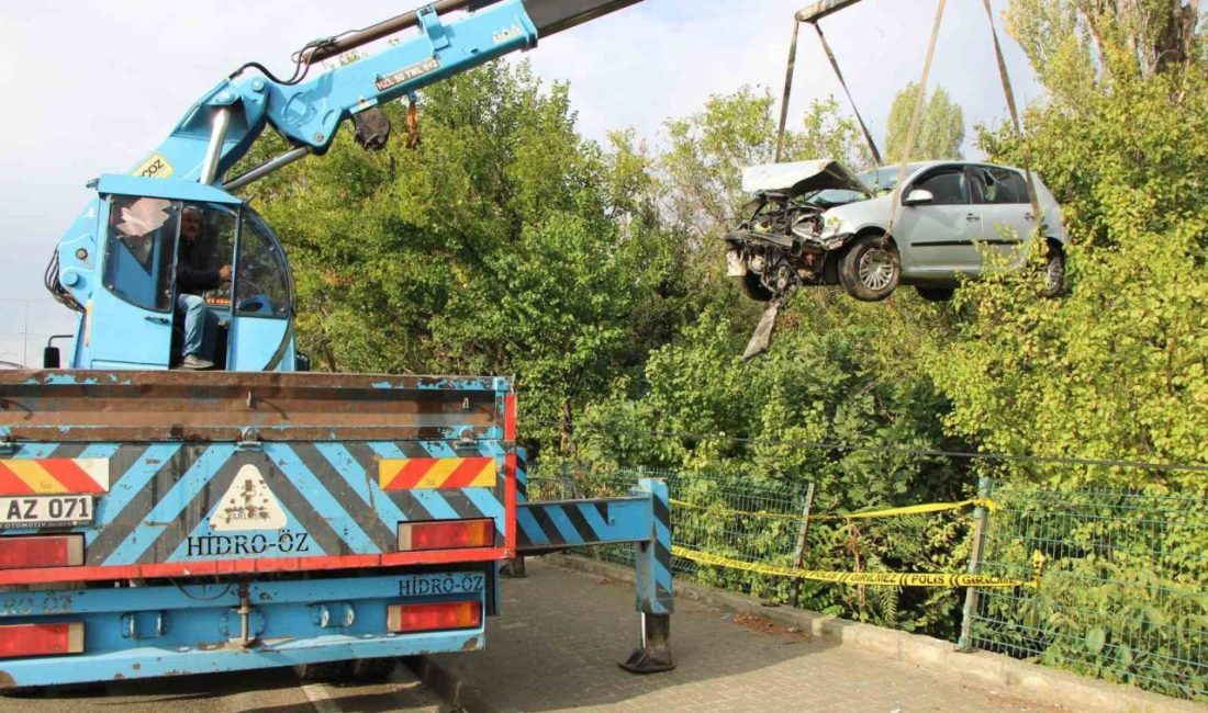 Amasya’da sürücüsünün direksiyon hâkimiyetini kaybettiği otomobil, bariyerlere çarpıp yoldan yaklaşık