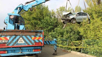 Amasya’da sürücüsünün direksiyon hâkimiyetini kaybettiği otomobil, bariyerlere çarpıp yoldan yaklaşık
