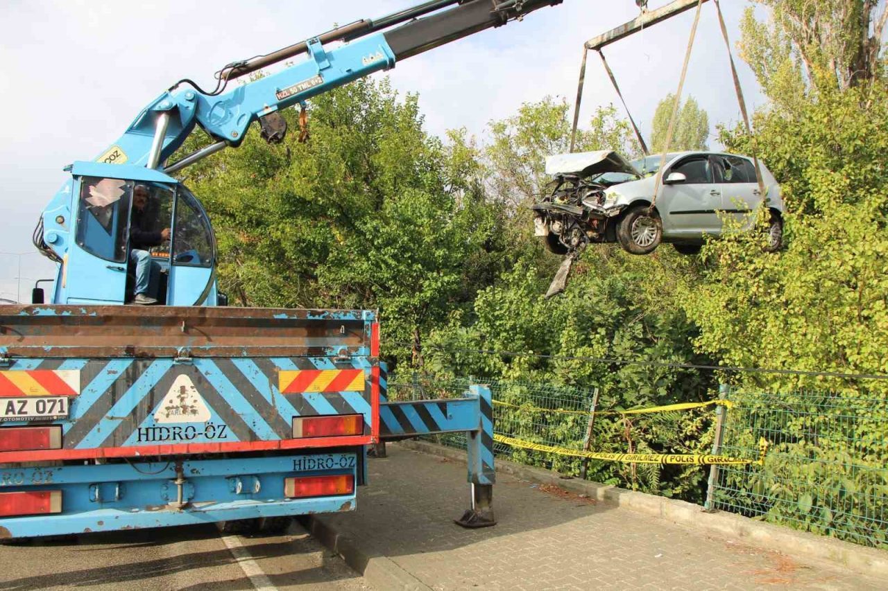 Amasya’da sürücüsünün direksiyon hâkimiyetini kaybettiği otomobil, bariyerlere çarpıp yoldan yaklaşık
