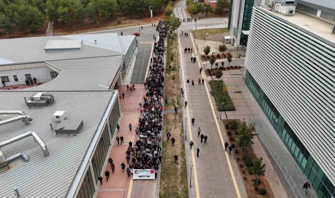 İsrail’in Gazze’ye yönelik saldırılarını protesto etmek amacıyla bir araya gelen