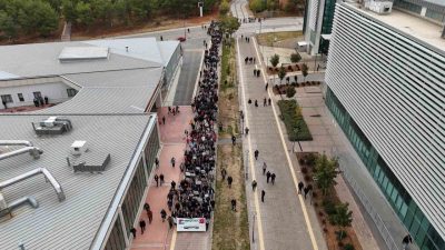 İsrail’in Gazze’ye yönelik saldırılarını protesto etmek amacıyla bir araya gelen