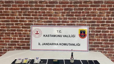 Kastamonu’da jandarma ekipleri tarafından durdurularak arama yapılan araçta uyuşturucu ile